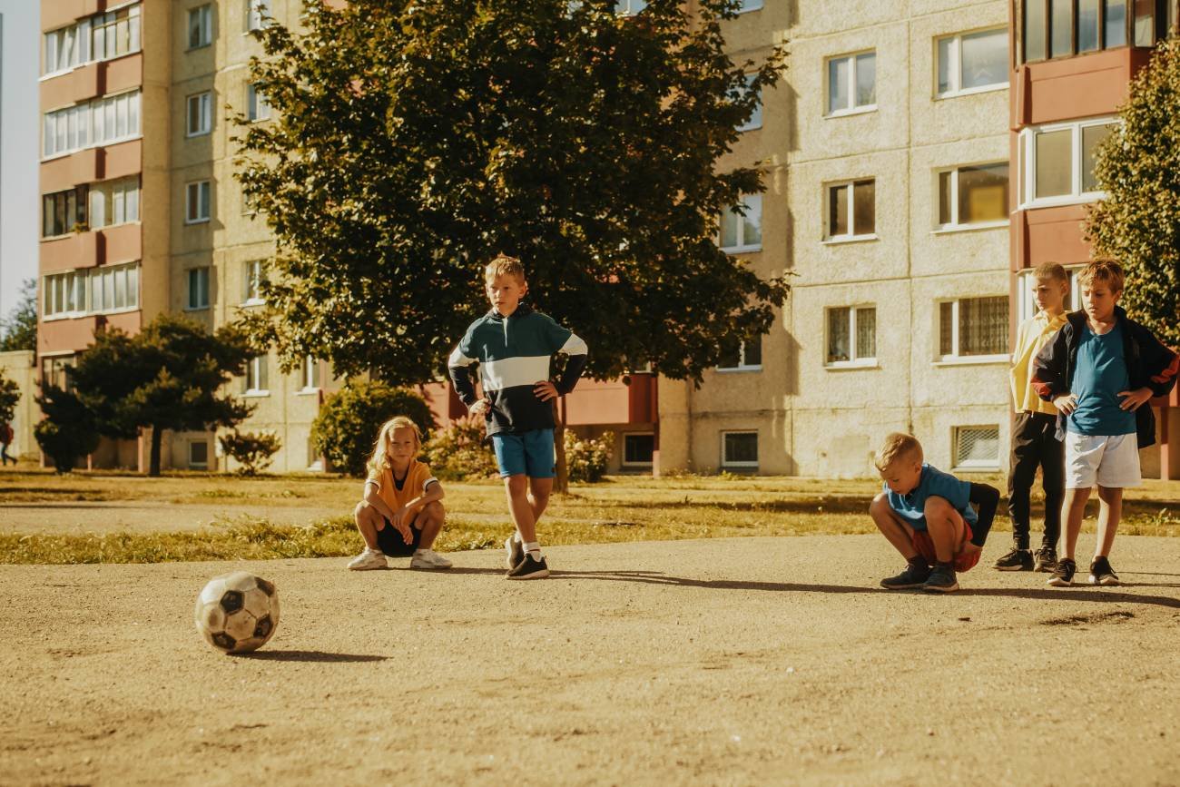 To plaga u współczesnych rodziców. Obsesyjnie zamykamy dzieci w "osiedlowych klatkach"