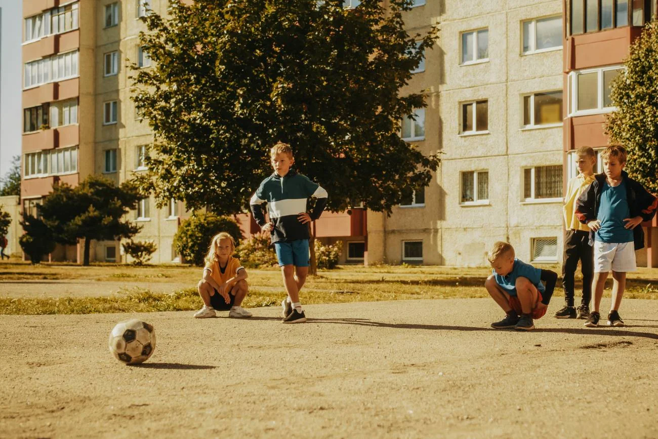 Dzieci w latach 90. na osiedlu z betonowej płyty.