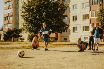 Dzieci w latach 90. na osiedlu z betonowej płyty.