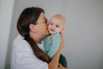 Babcia, która zajmuje się wnuczkiem, oczekuje zapłaty.