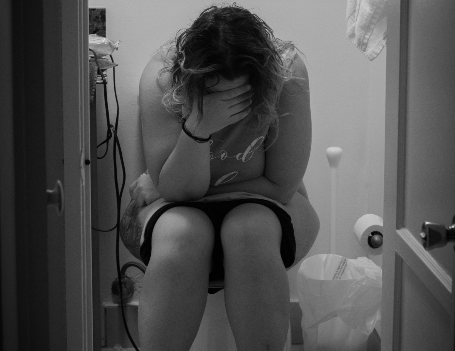 Kobieta w łazience, zdjęcie czarno białe.