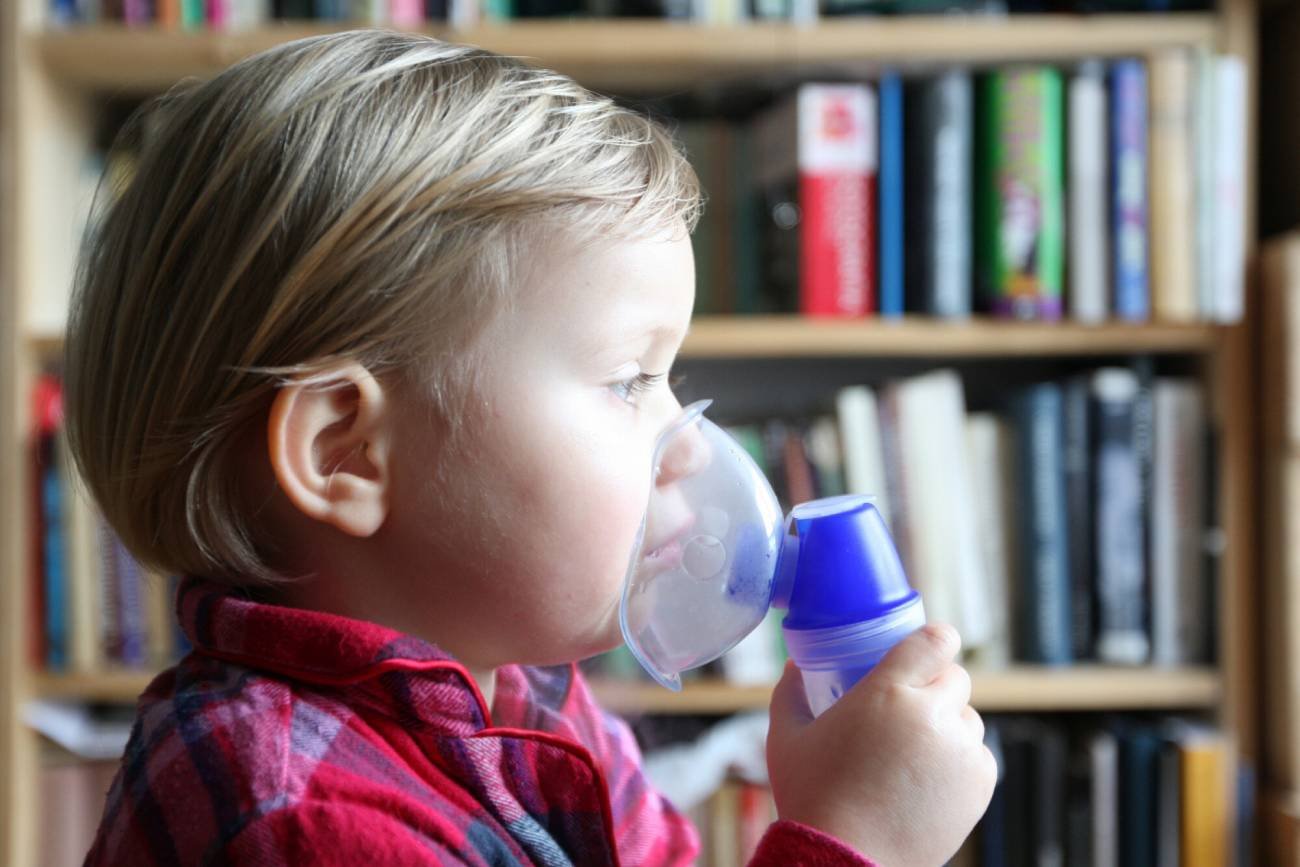 inhalacje dziecka, czy można inhalować dziecko w nocy, czy można robić inhalacje na noc, inhalacja dziecka podczas snu, inhalacje niemowlaka, inhalacje na co, inhalacje na katar, inhalacje na kaszel, inhalacje z soli fizjologicznej, sól fizjologiczna do i