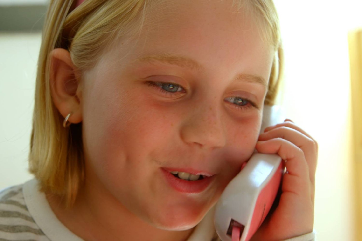 nastolatka rozmawia przez stacjonarny telefon z kablem
