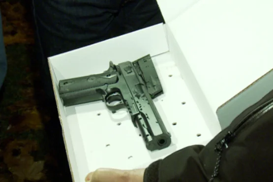 policja pokazała pistolet-zabawkę, z ktorą zginął dwunastoletni Tamir