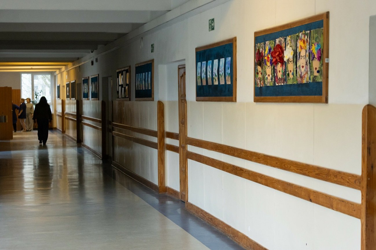Młodsza nauczycielka próbuje coś wyjaśnić starszej. Ta rozmowa to nie żart, a smutne realia