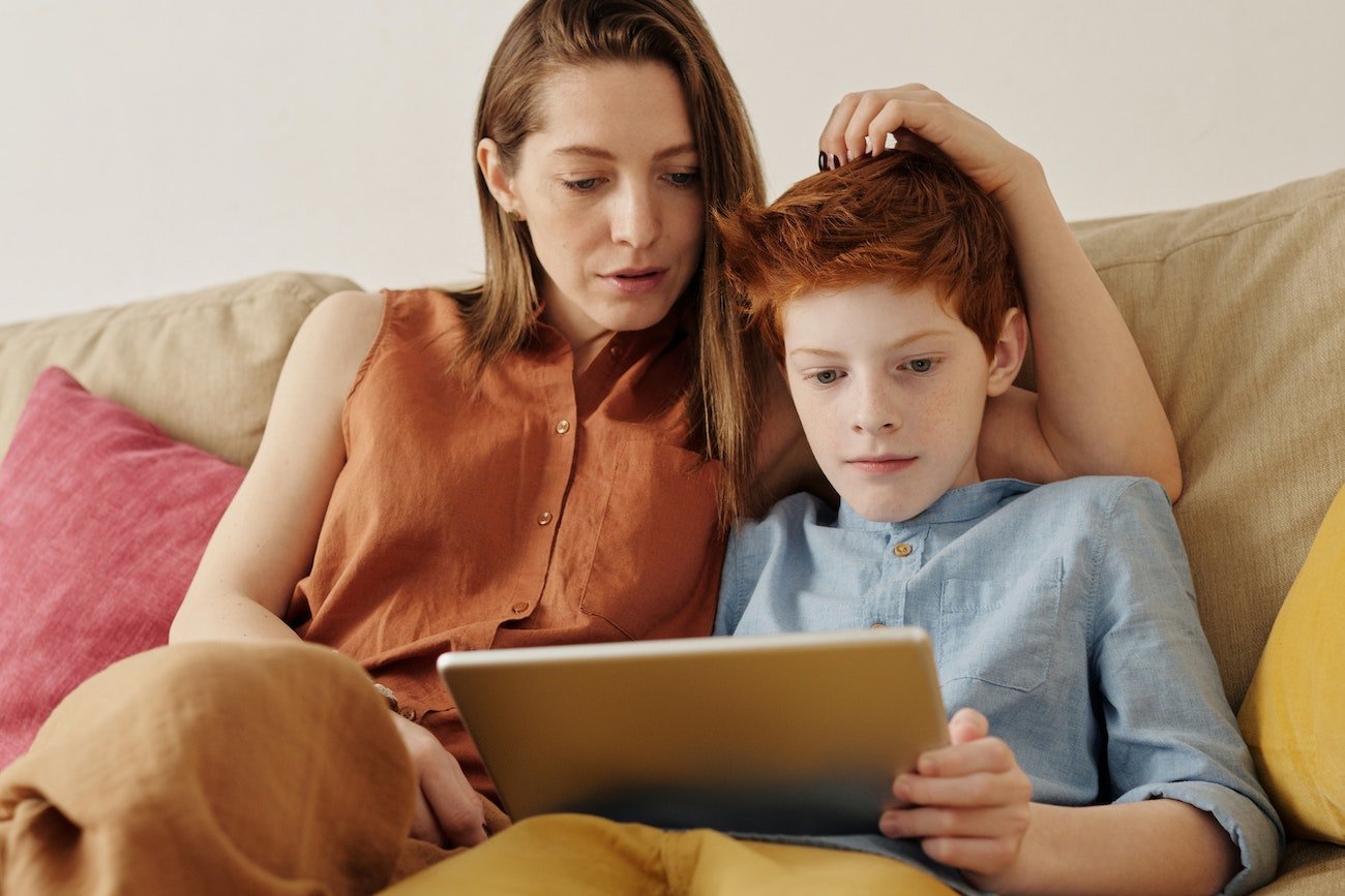 Matka podszywa się pod dziecko Matka podszywa się pod dziecko