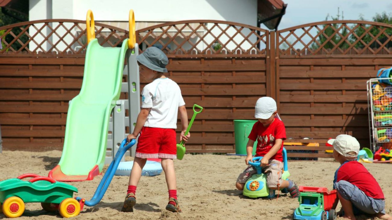 Dzieci, bawiące się w piasku, mogą zarazić się pasożytami.