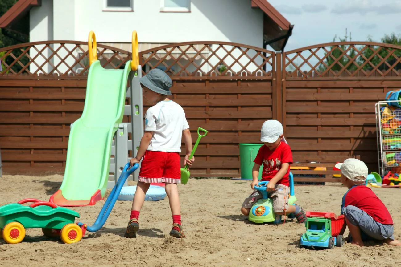 Dzieci, bawiące się w piasku, mogą zarazić się pasożytami.