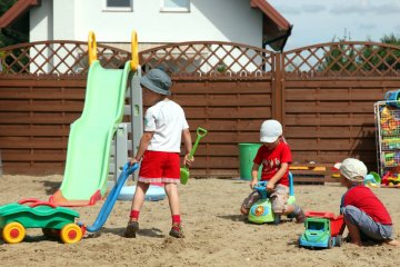 Dzieci, bawiące się w piasku, mogą zarazić się pasożytami.