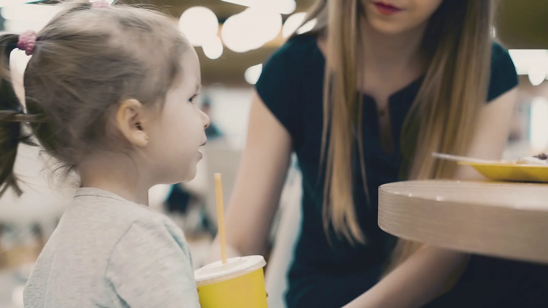 2-latka na filmiku sama zamawia w restauracji. Zasługa braku nadopiekuńczości