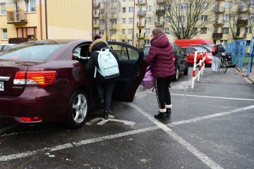 Dziecko jedzie do szkoły. Dziecko jedzie do szkoły.