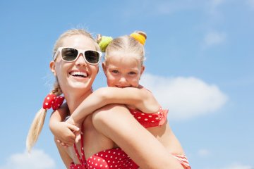 W słoneczne dni nosimy okulary przeciwsłoneczne. Czemu jednak zapominamy o swoich dzieciach? Ich oczy bardziej potrzebują ochrony niż nasze