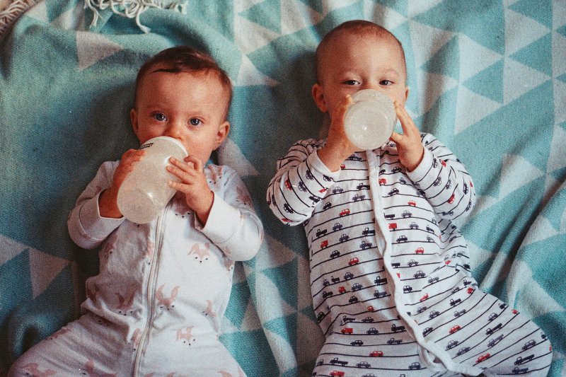 Nie każda mama może karmić piersią. Ważne, żeby w takim wypadku wybrała dla malucha odpowiednie mleko