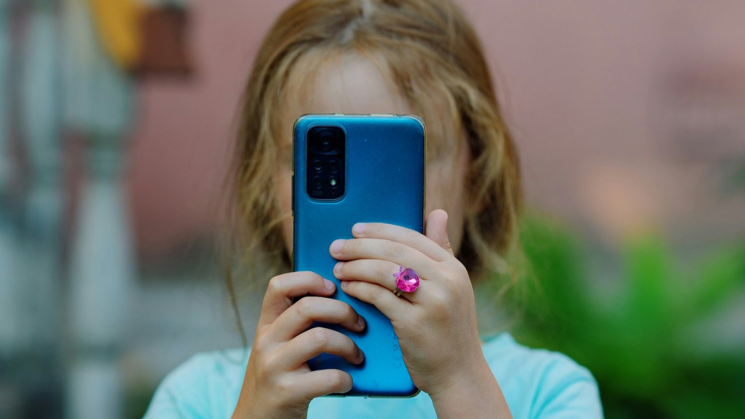 7-latka pisze na Snapchacie, że chłopak ją zdradza. Na zdjęciu mała dziewczynka z telefonem.