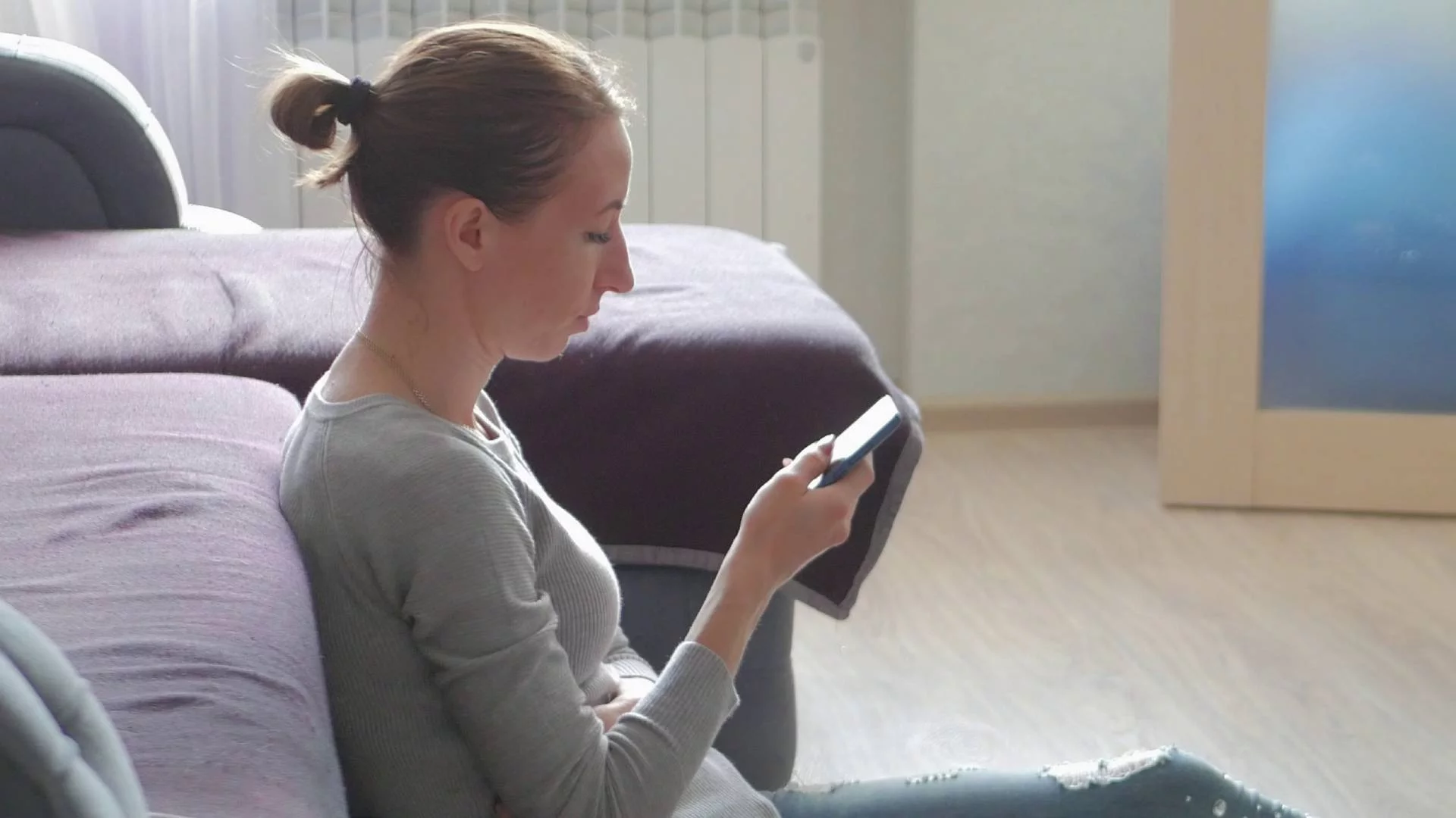 mama czytająca na smartfonie wiadomości na grupie dla rodziców mama czytająca na smartfonie wiadomości na grupie dla rodziców