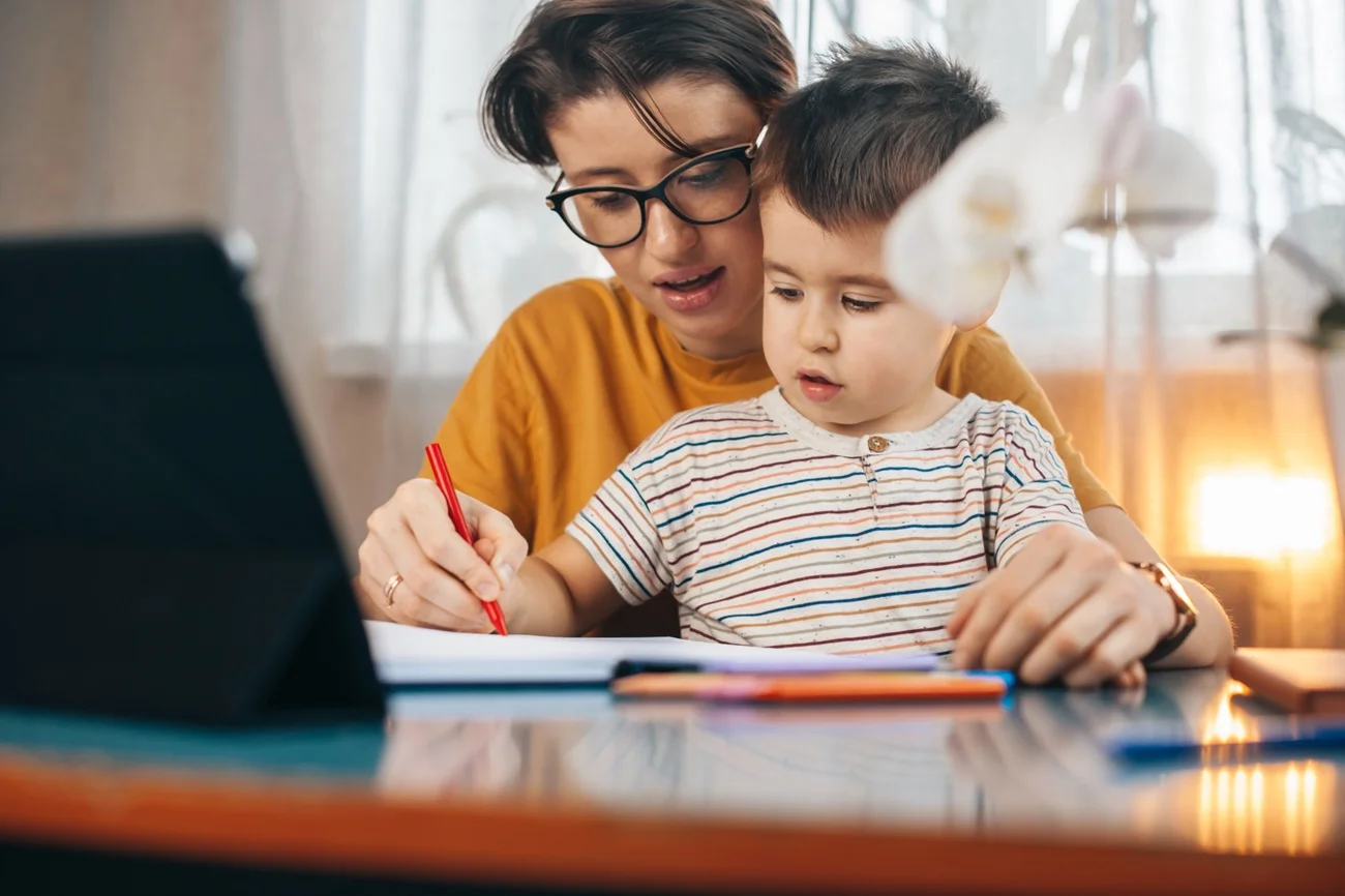 pracująca mama i syn