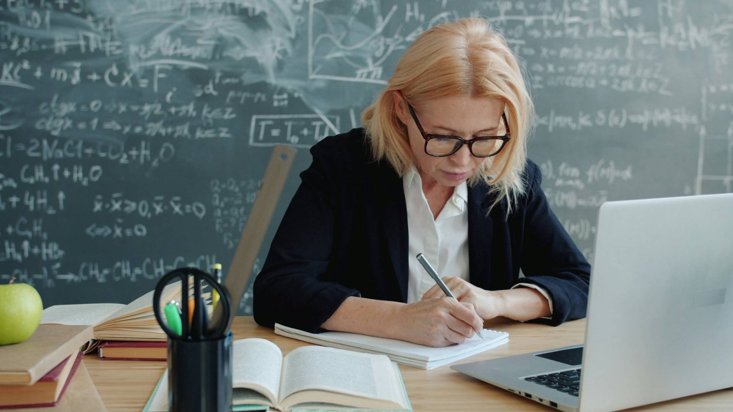 nauczycielka pracuje w klasie lekcyjnej
