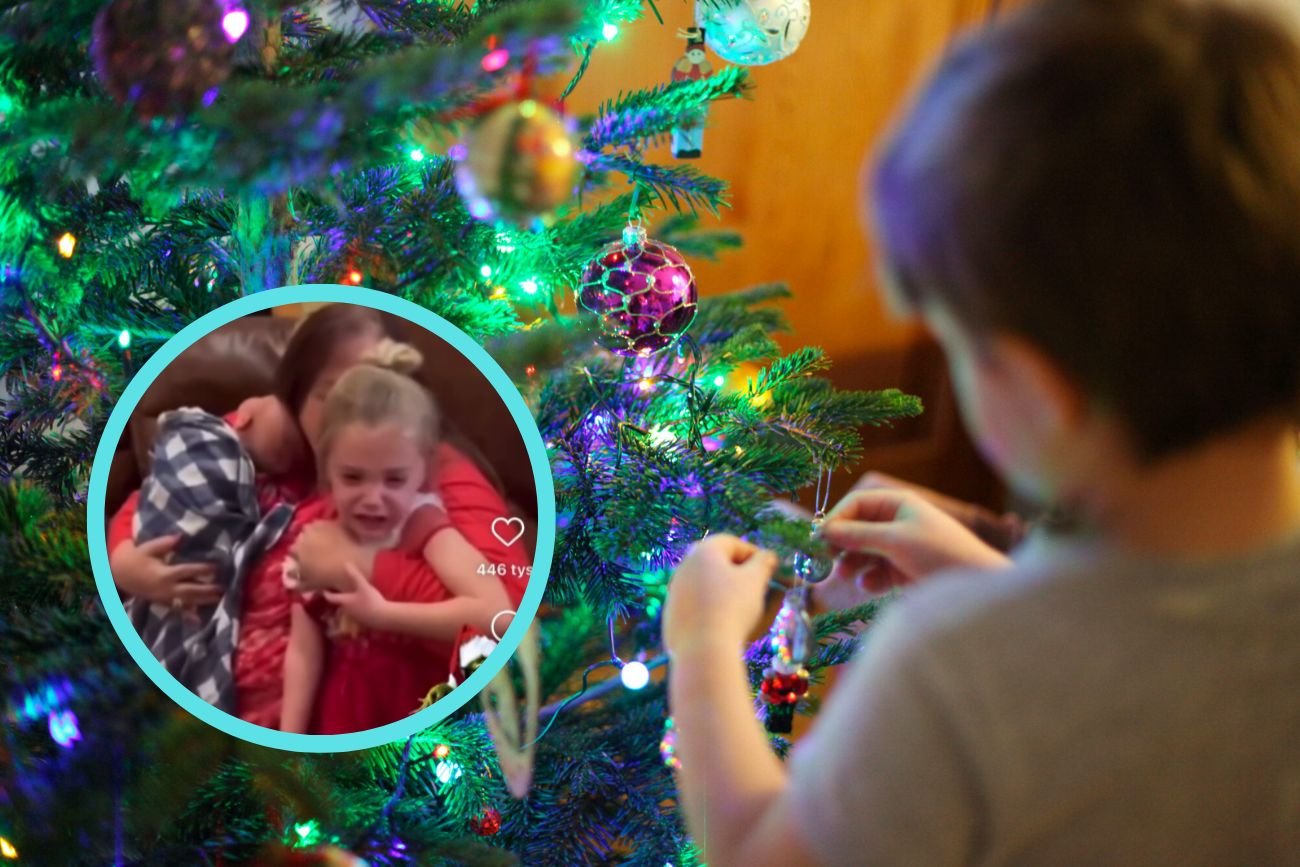 Chłopiec ubiera choinkę/ screen z przerażającego filmu z Grinchem.
