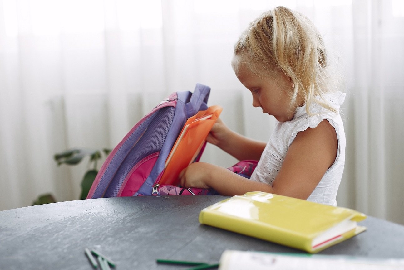 dziewczynka pakuje plecak