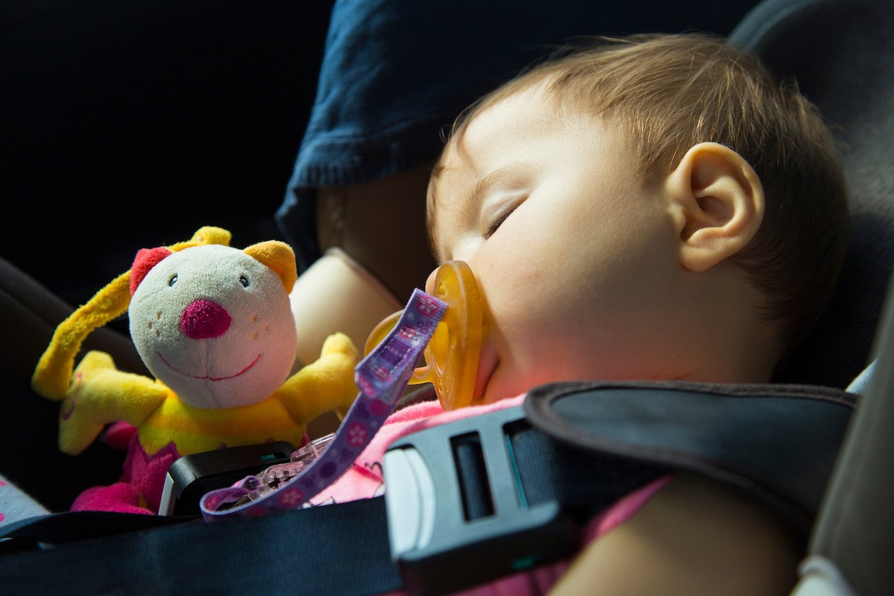 Rodzice na mszy, niemowlę w zamkniętym samochodzie. Dziewczynka nie żyje