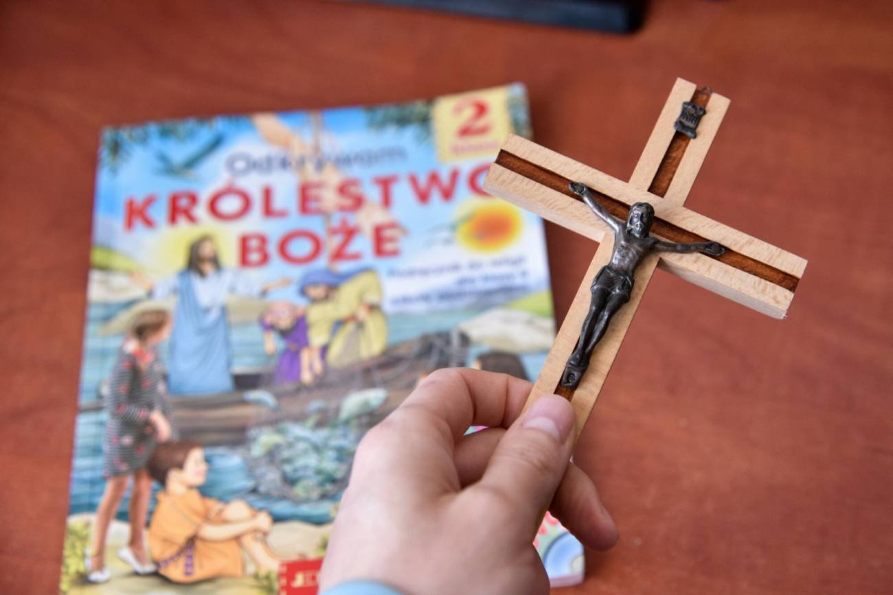 Książka do religii i krzyż.