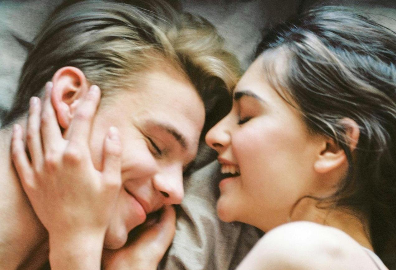 młoda para w łóżku para w łóżku