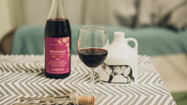 Fot. Pixabay/[url=http://pixabay.com/pl/wino-beaujolais-nouveau-szk%C5%82o-624307/]roksen_andre [/url] / [url=http://bit.ly/CC0-PD]CC0 Public Domain[/url]