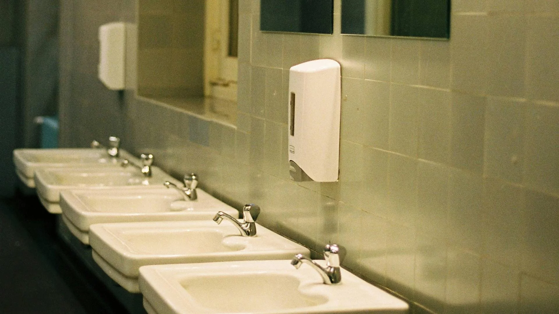 wnętrze szkolnych toalet z umywalkami wnętrze szkolnych toalet z umywalkami