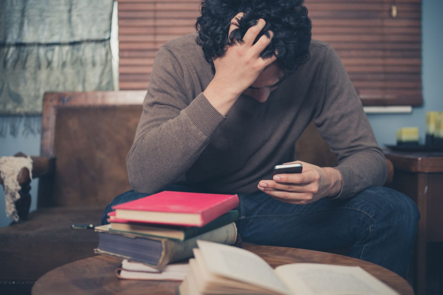 Mężczyzna całą uwagę skupia na jednej czynności wykonywanej w danej chwili.