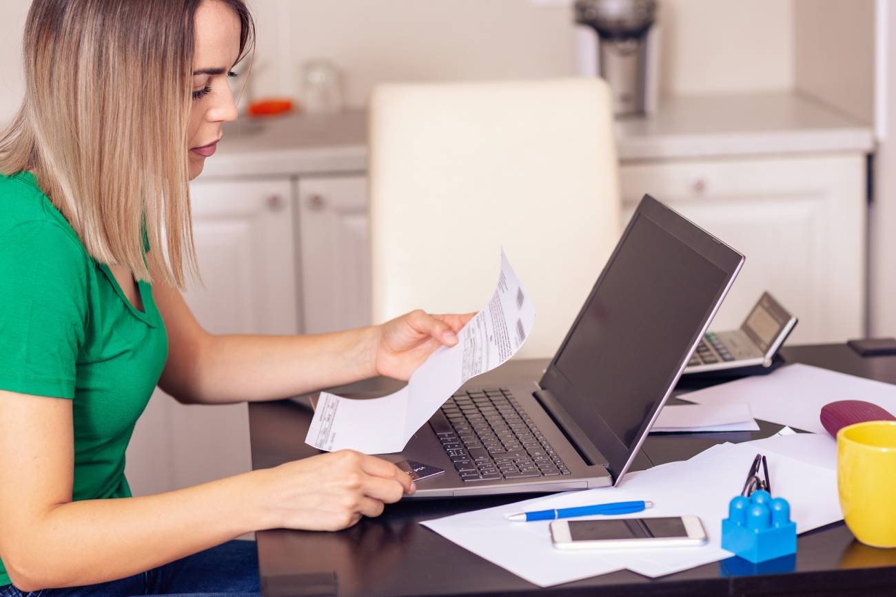 Mama składająca elektroniczny wniosek o 300 plus.
