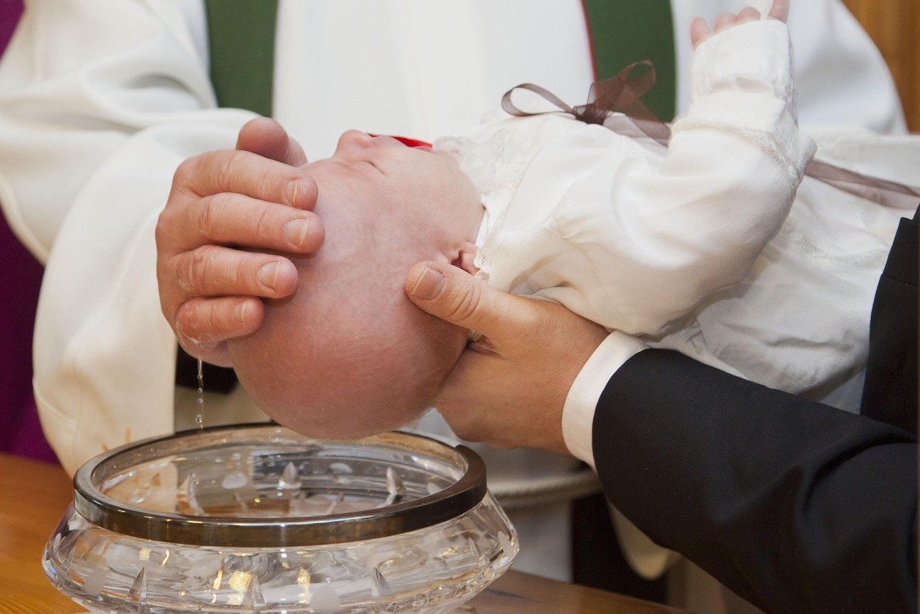 Ksiądz spojrzał na ojca chrzestnego i zamilkł. Potem padło jedno zdanie, które podzieliło rodzinę