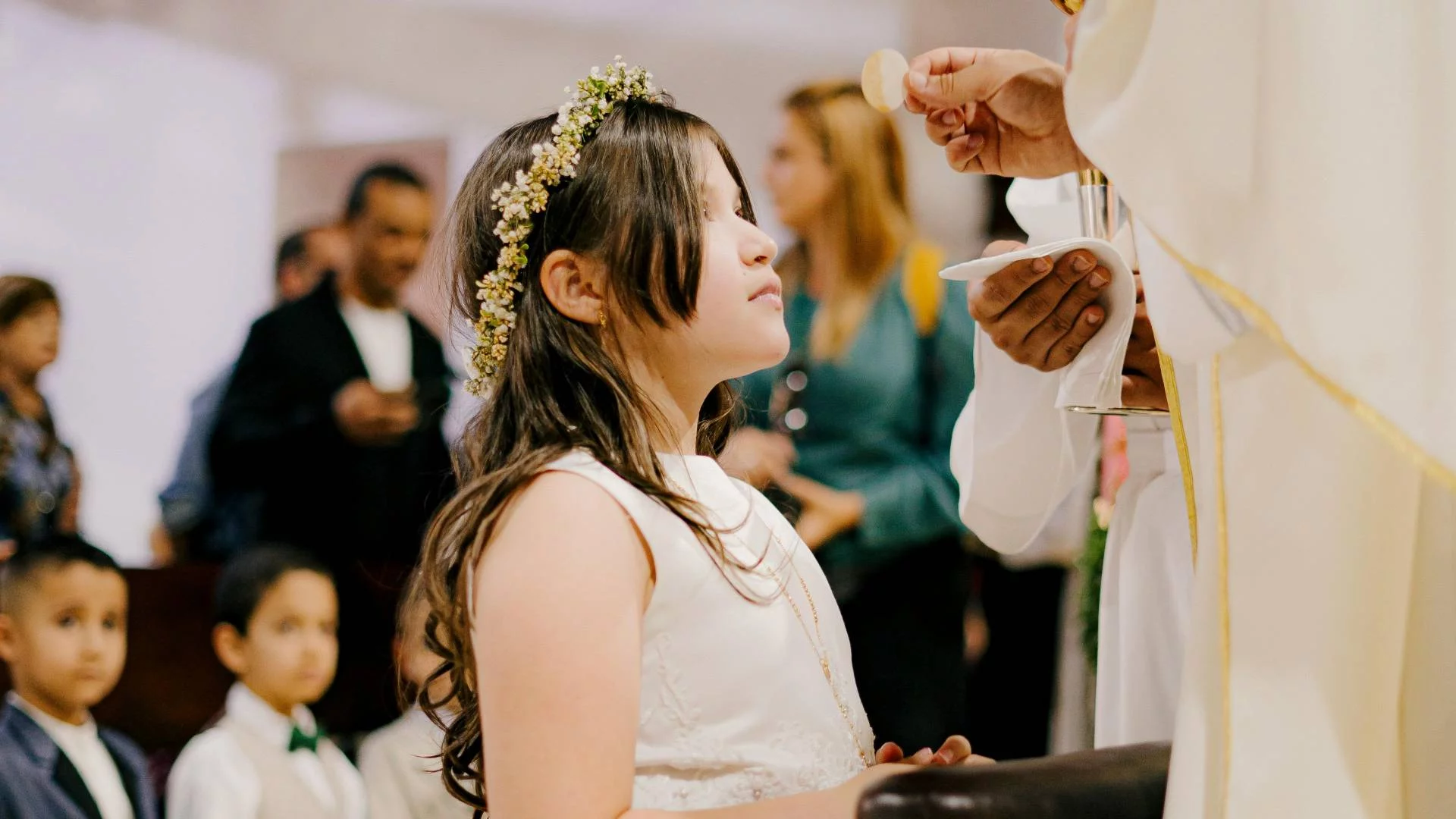"Moja córka chce iść do komunii". Niewierzący rodzice nie wiedzą, jak zareagować