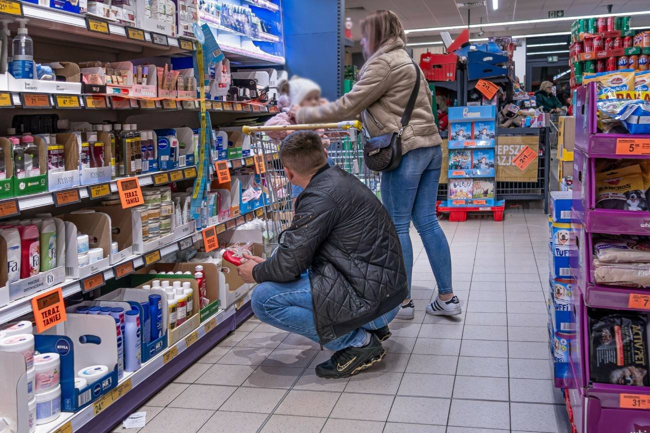 Rodzice z dzieckiem na zakupach w Biedronce.