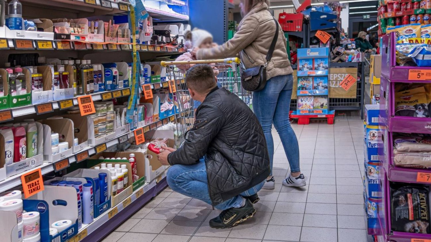 Rodzice z dzieckiem na zakupach w Biedronce. Rodzice z dzieckiem na zakupach w Biedronce.