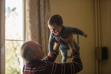 Dziadkowie mogą pobierać 500 plus na wnuki, ale muszą mieć prawną opiekę nad nimi.