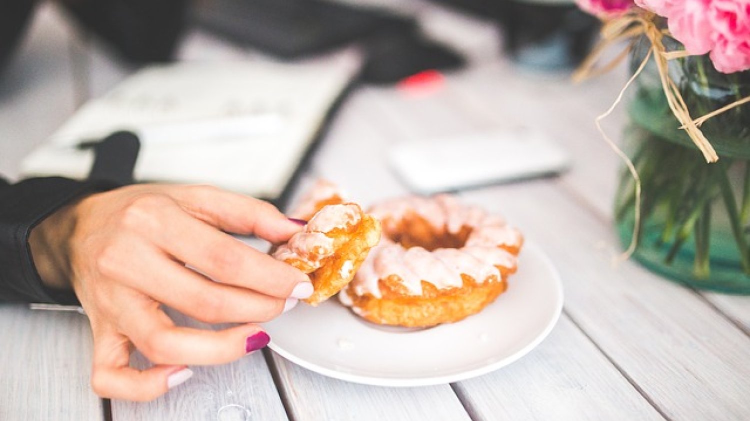 Fot. Pixabay / [url=https://pixabay.com/pl/donut-p%C4%85czki-sweet-s%C5%82odycze-r%C4%99ka-791837/]kaboompics[/url] / [url=https://pixabay.com/pl/service/terms/#usage]CC0 Public Domain[/url]
