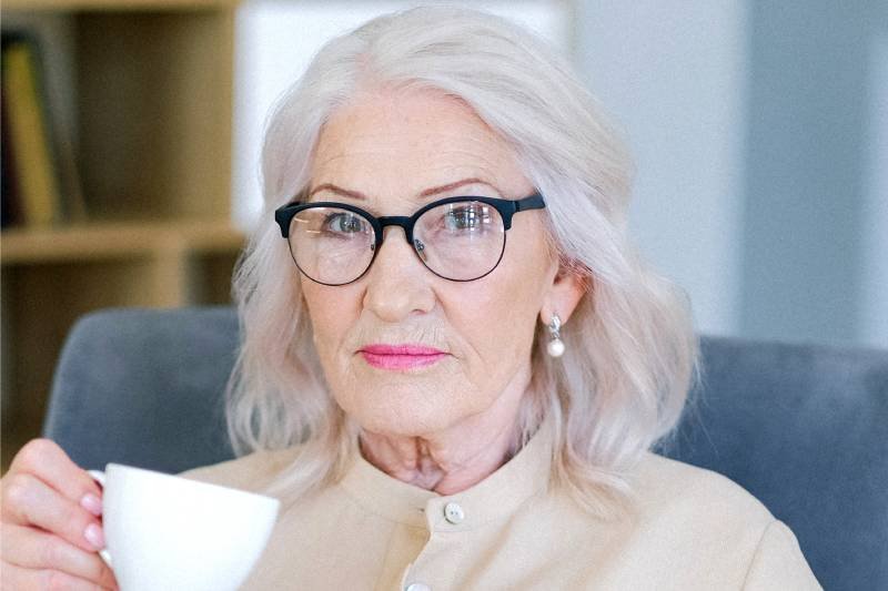 Starsza kobieta z filiżanką