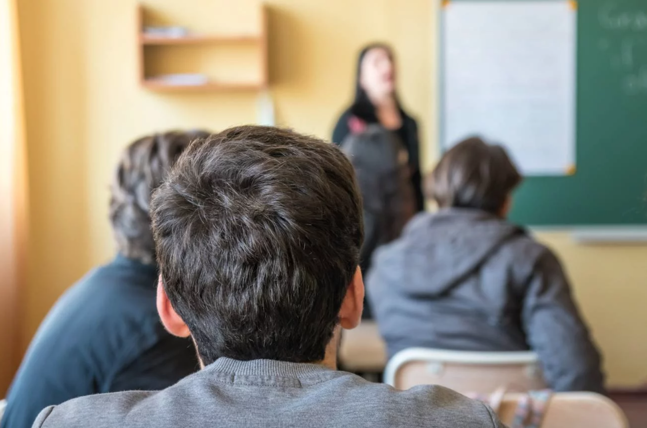 Nauczycielka: "Oceny bolą bardziej niż kontuzja na WF-ie". Zasłona z kapturem dowodem