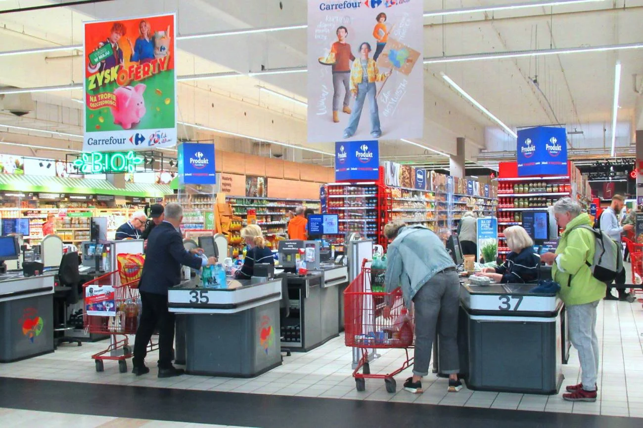 pierwszeństwo ciężarnej, kobieta w ciąży, w ciąży w sklepie, na zakupach w ciąży, pierwszeństwo dla kobiety w ciąży, ciężarna w kolejce