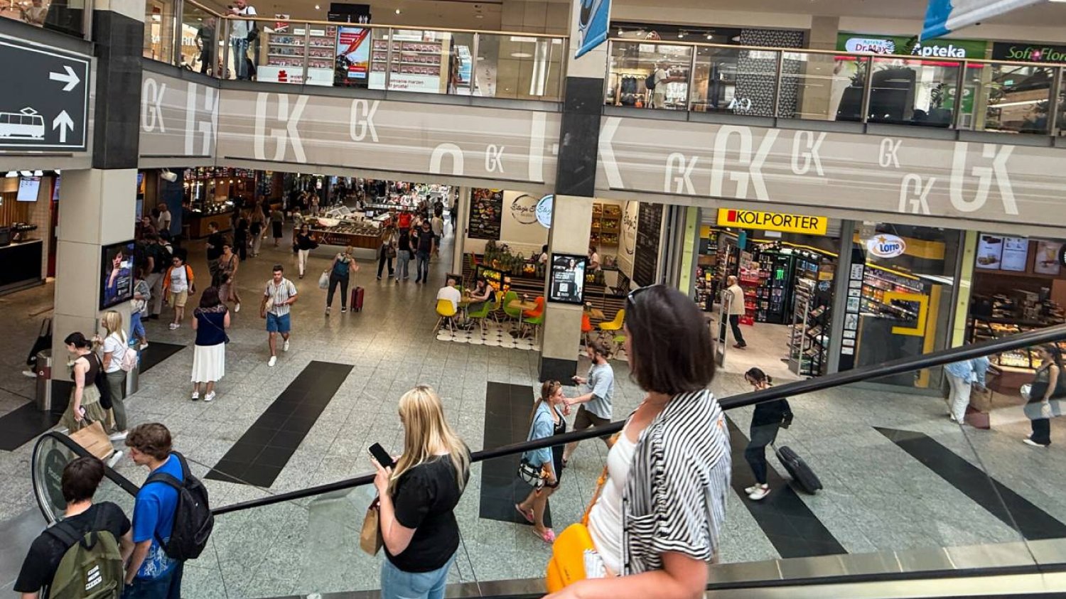 Usiadła w galerii, żeby nakarmić niemowlę. Szok, co ją spotkało Usiadła w galerii, żeby nakarmić niemowlę. Szok, co ją spotkało