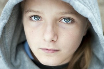 Nastolatka wstydzi się rodzinnego domu