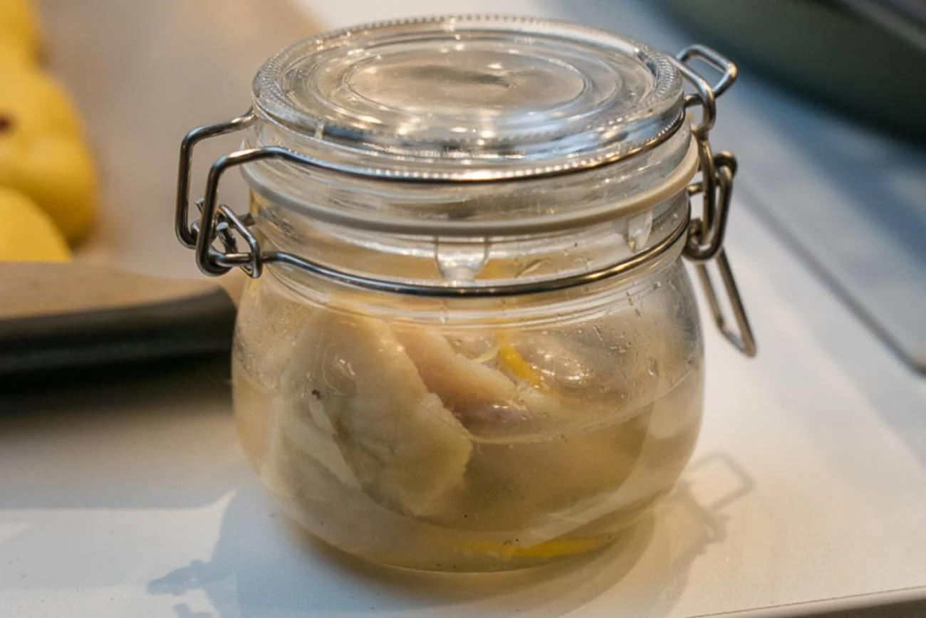 Aromatyczne i niecodzienne śledzie po szwedzku w zalewie cytrusowej.