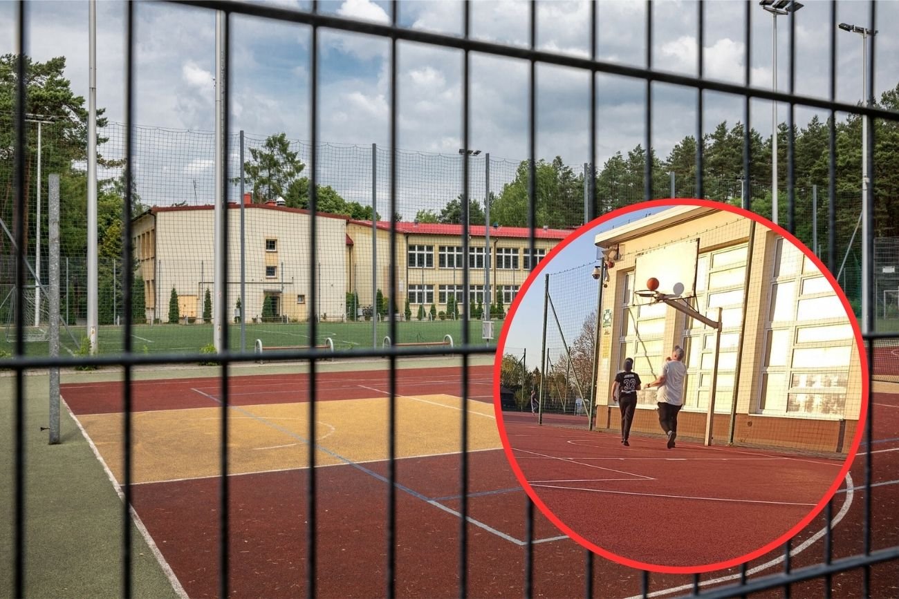 Szkolne boisko, na którym dzieci grały w koszykówkę.