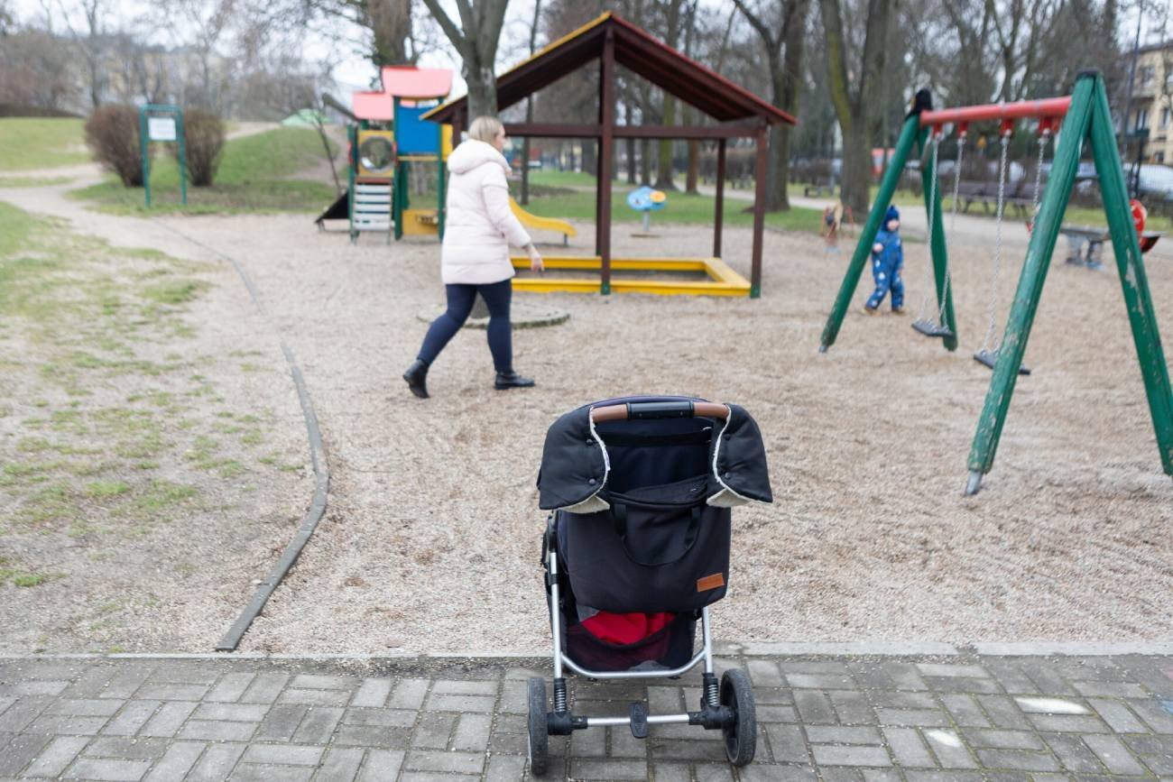 Mama z dzieckiem na placu zabaw.