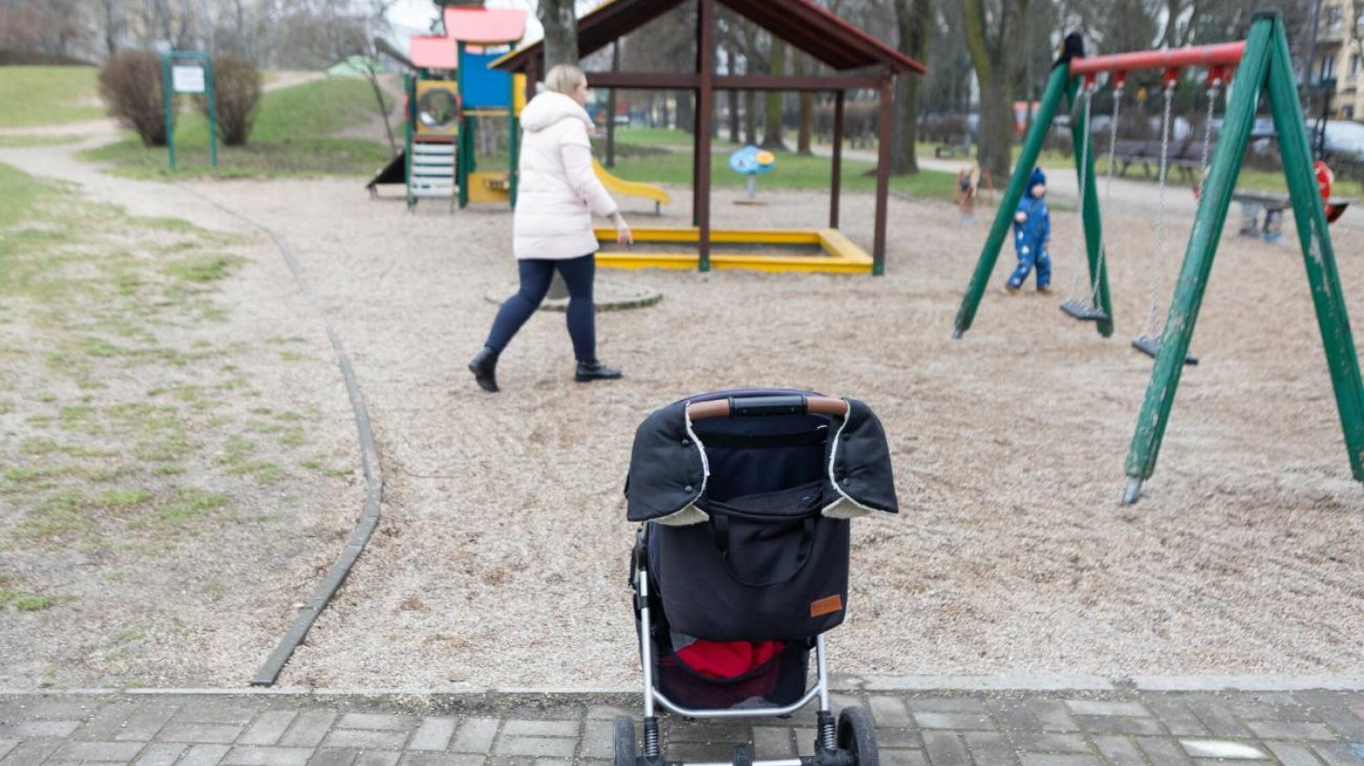 Mama z dzieckiem na placu zabaw. Mama z dzieckiem na placu zabaw.