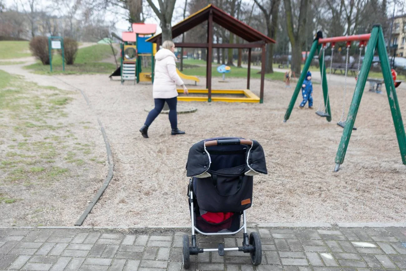Mama z dzieckiem na placu zabaw.