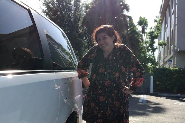 Nastolatek przyłapał kobietę na depilacji twarzy w aucie. Jej reakcja jest bezbłędna