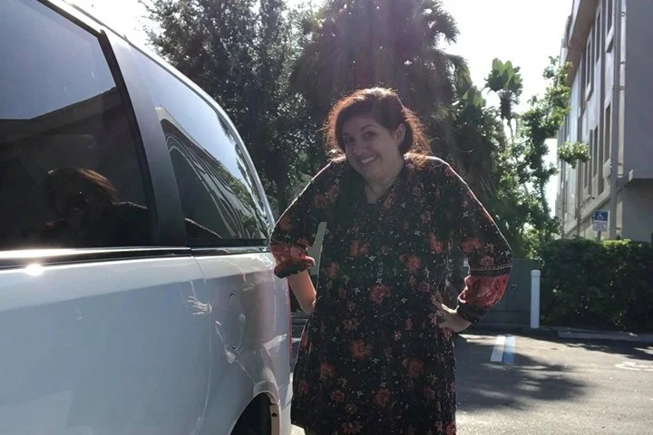 Nastolatek przyłapał kobietę na depilacji twarzy w aucie. Jej reakcja jest bezbłędna