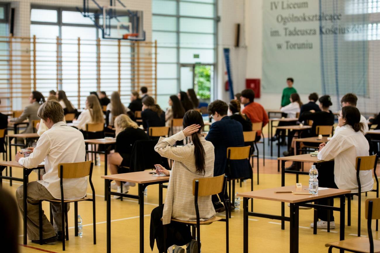 matura 2024: maturzyści siedzą w ławkach i czekają na egzamin
