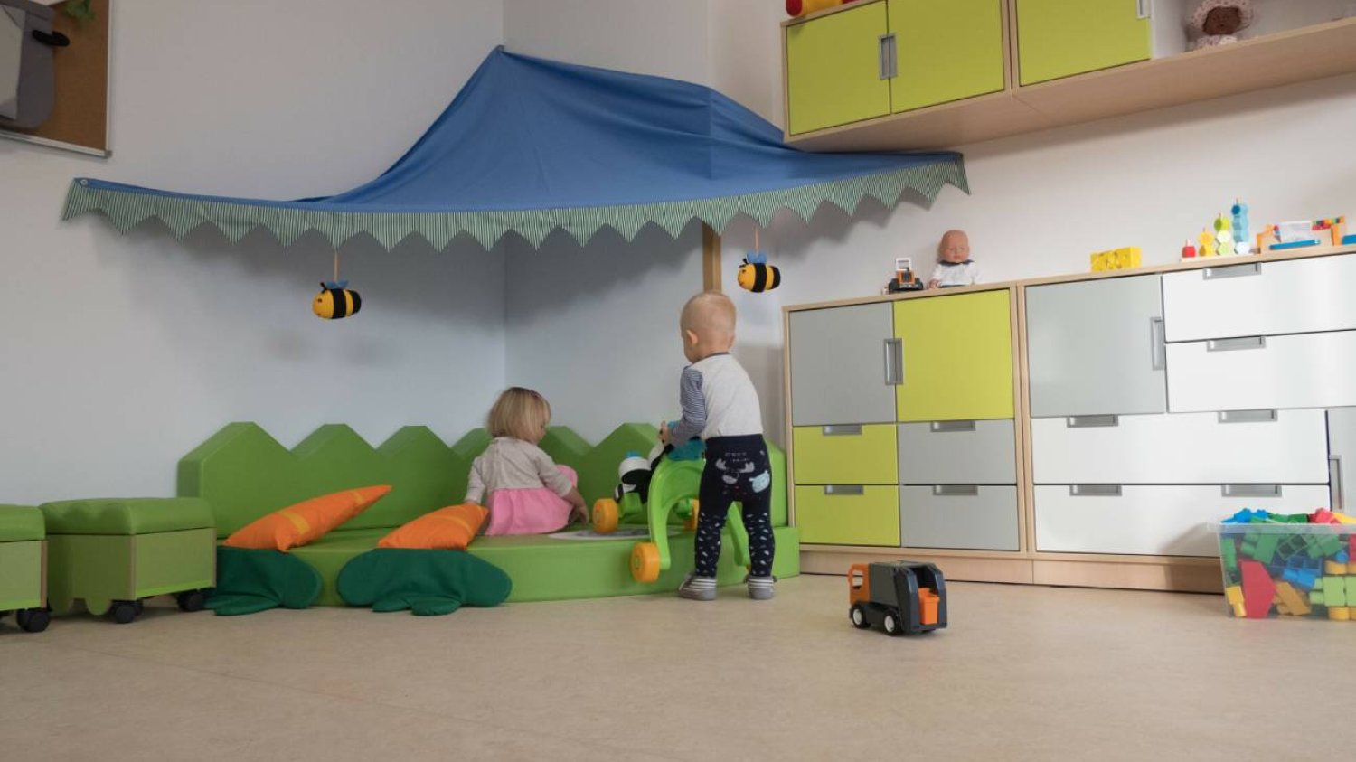 Małe dzieci bawiące się w żłobku.